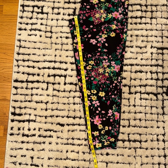Floral Riley & Rae Joggers size Large - Picture 8 of 8